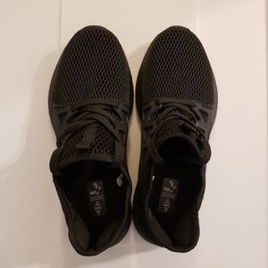 Unisex sport shoes size EU 41 (10.5 US women / 8 US men), black color,never worn